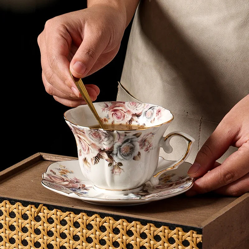 European-Style Floral Coffee Cup & Saucer – Retro Gold Ceramic Mug with Sophisticated Teacup Design