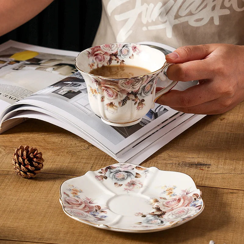 European-Style Floral Coffee Cup & Saucer – Retro Gold Ceramic Mug with Sophisticated Teacup Design